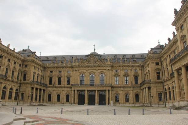 Salah satu bangunan yang direstorasi di Wurzburg, Jerman. FOTO: KOMPAS/ROBERT ADHI KSP