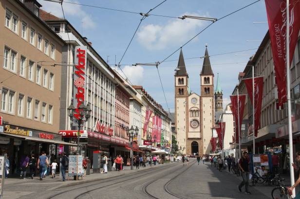 Salah satu gereja yang dibangun berabad lalu di Wurzburg, Jerman. FOTO: KOMPAS/ROBERT ADHI KSP