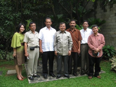 Pak Pitoyo Subandrio dan tim, bersama saya sebagai penulis buku BKT, bertandang ke rumah Jusuf Kalla untuk minta Pak JK memberi sambutan di dalam buku. 