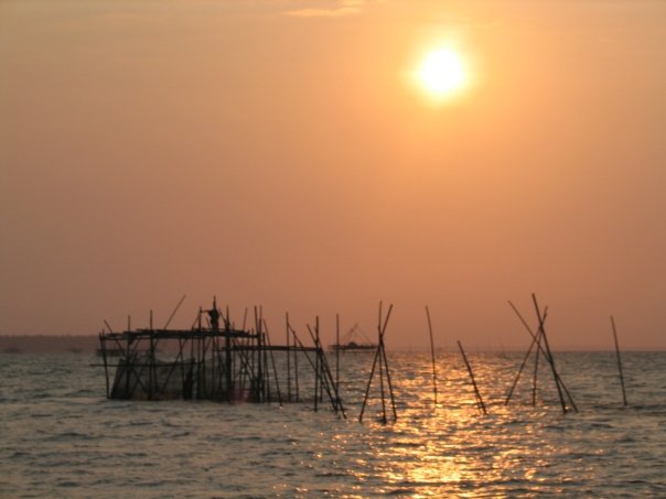 Menikmati matahari terbit di Tanjung Lesung. FOTO: KOMPAS/ROBERT ADHI KSP
