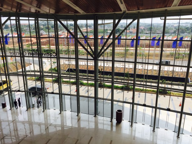 Indonesia Convention Exhibition (ICE) yang dibangun di lahan 22 hektar di BSD City, Tangerang, Banten, menjadi gedung MICE terbesar di Asia Tenggara. FOTO: KOMPAS/ROBERT ADHI KSP