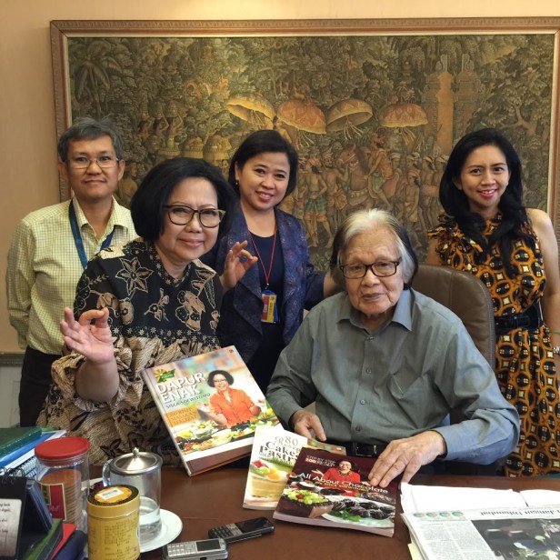 Pakar kuliner dan penulis buku masak, Sisca Soewitomo ketika bertamu ke kantor Bapak Jakob Oetama, Kamis 23 Julli 2015