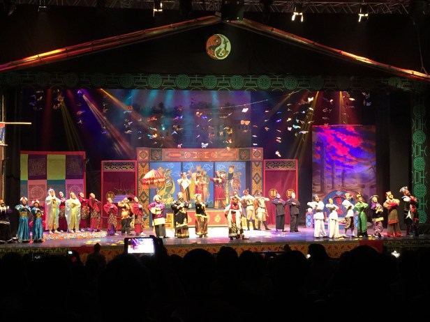 Para pemain Teater Koma memainkan lakon 