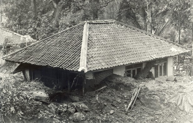 TANAH LONGSOR DI TASIKMALAYA4-05